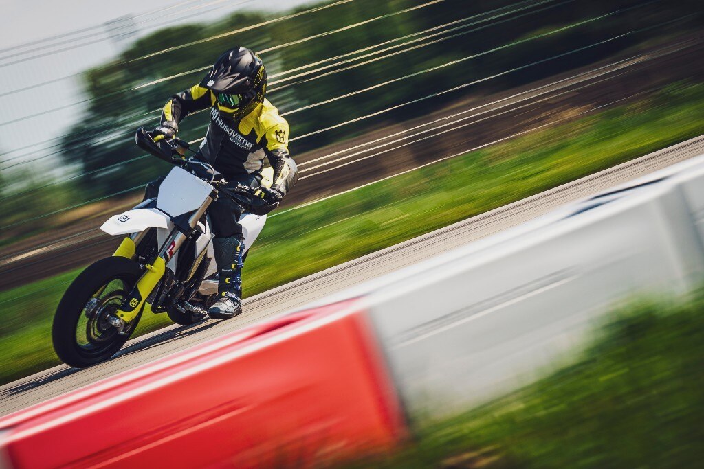 Husqvarna presenta la nuova FS 450 Supermoto 2023 